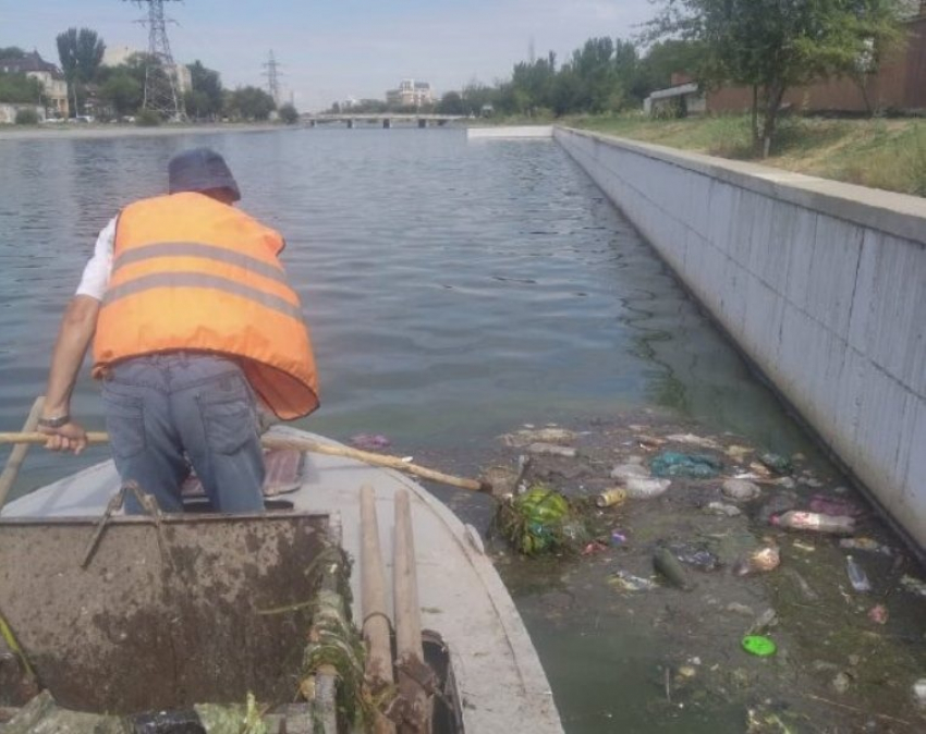 С поверхности астраханских каналов собрали десятки тонн мусора