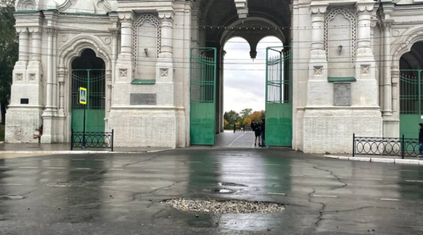 Дыру в асфальте у входа в Астраханский кремль засыпали гравием