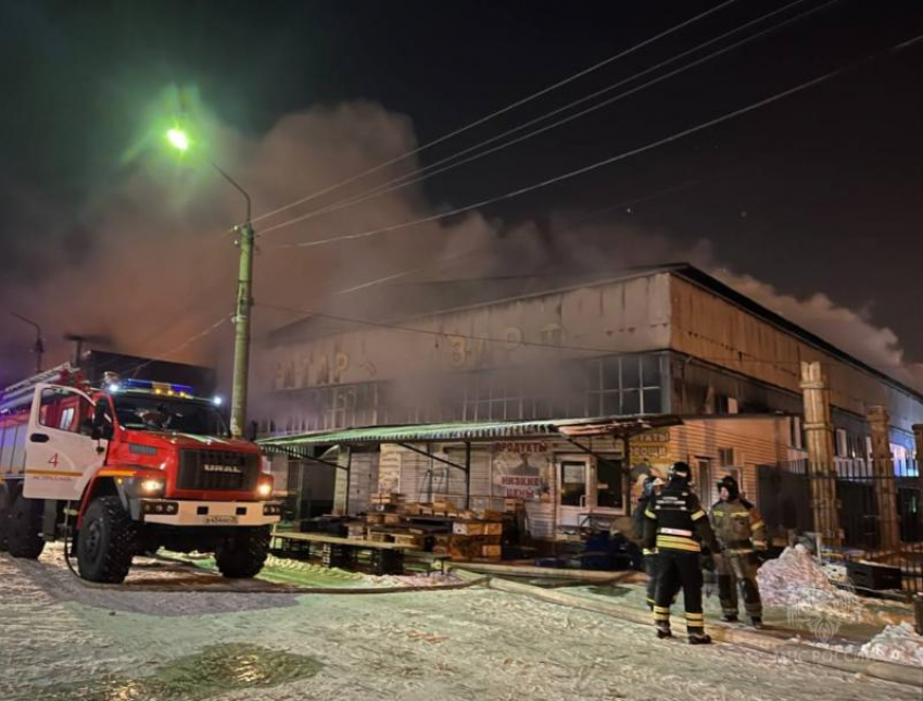 Около полуночи в Астрахани загорелись торговые павильоны Татар-базара. Видео
