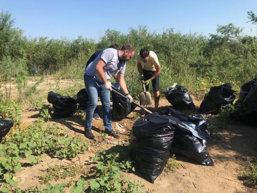 В Астрахани чистить берег администрации помогают местные жители и общественники