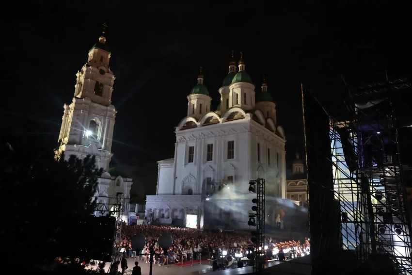 В Астраханском кремле оживили легендарную сказку, люди парили в воздухе