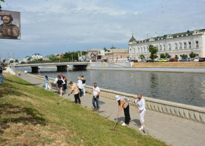 За день с астраханских набережных вывезли 12 кубометров мусора