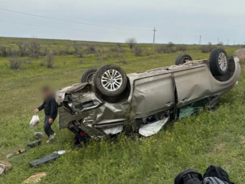 Под Астраханью перевернулась машина с тремя людьми, есть пострадавшие