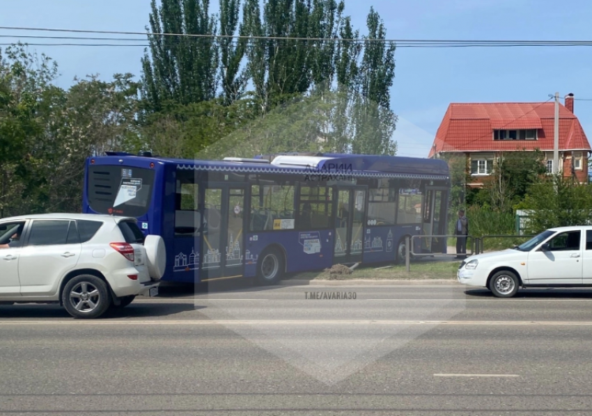 В Астрахани новый автобус попал на тротуар и промял ограждение