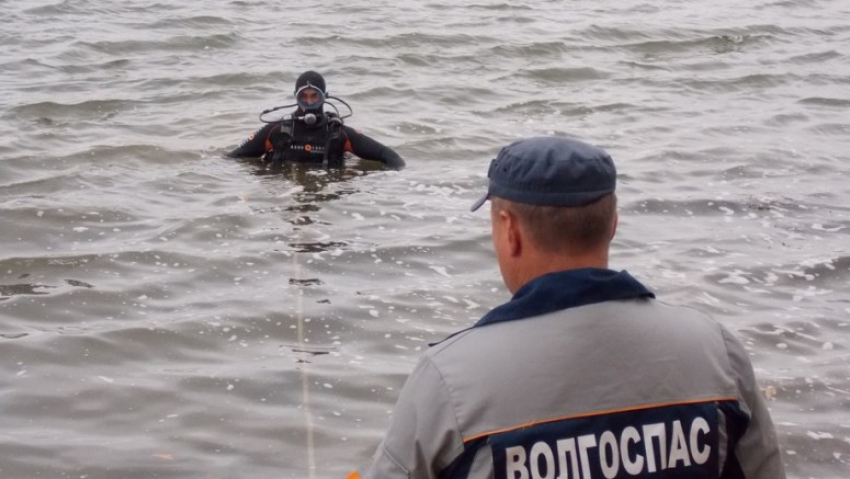 В Астрахани спасатели ищут двух утонувших мужчин 