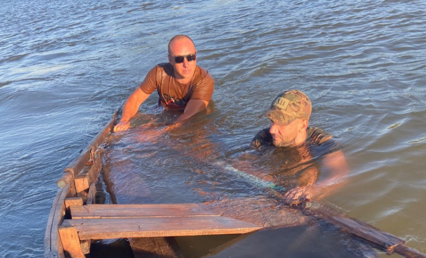 Двое мужчин пошли ко дну на деревянной лодке в Астраханской области