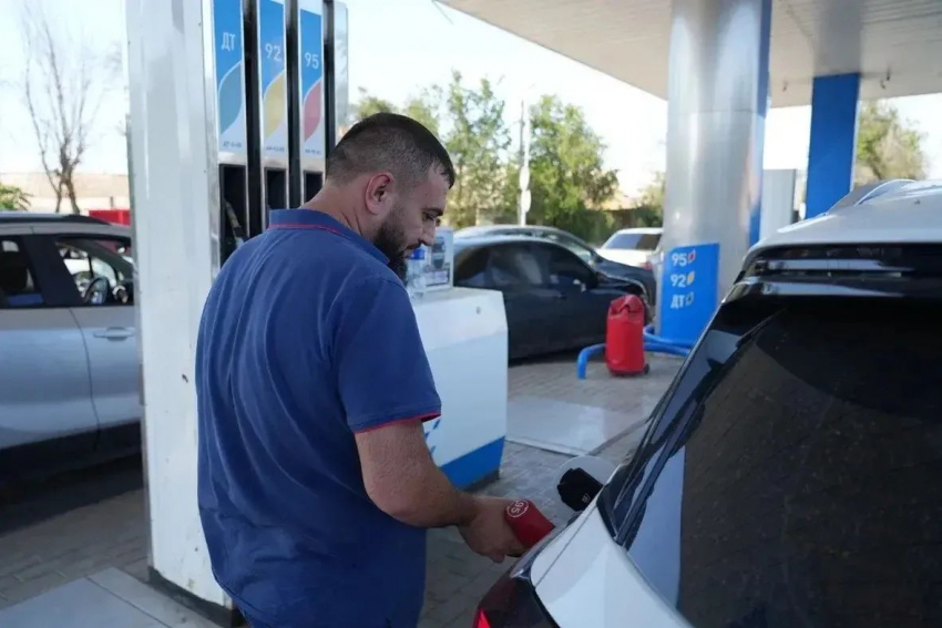 Стал известен график работы АЗС на сегодня: кому продадут бензин