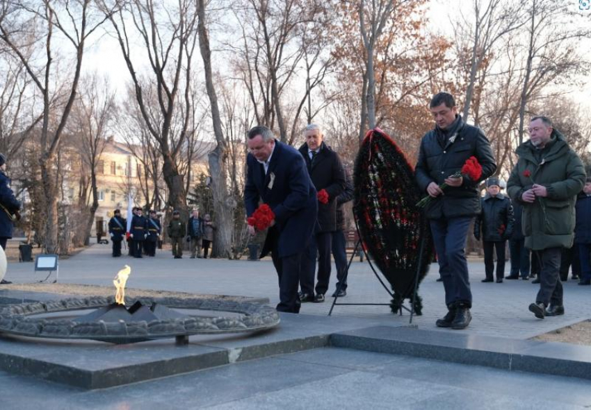 В Астрахани возложили венки в память о Сталинградской битве