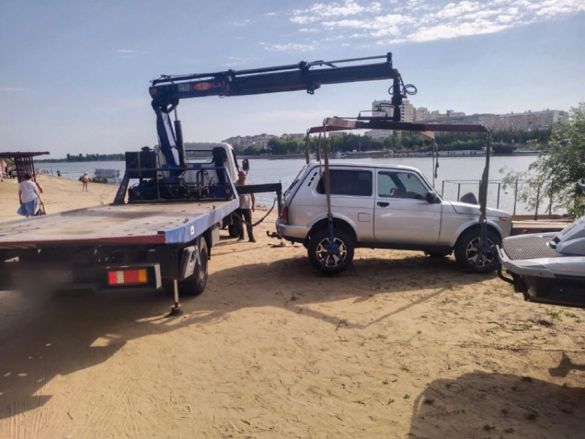 Астраханец мыл машину на пляже, полиция эвакуировала его авто
