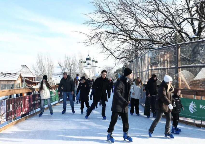 Из-за большого потока посетителей на катке в Астрахани усилили меры безопасности