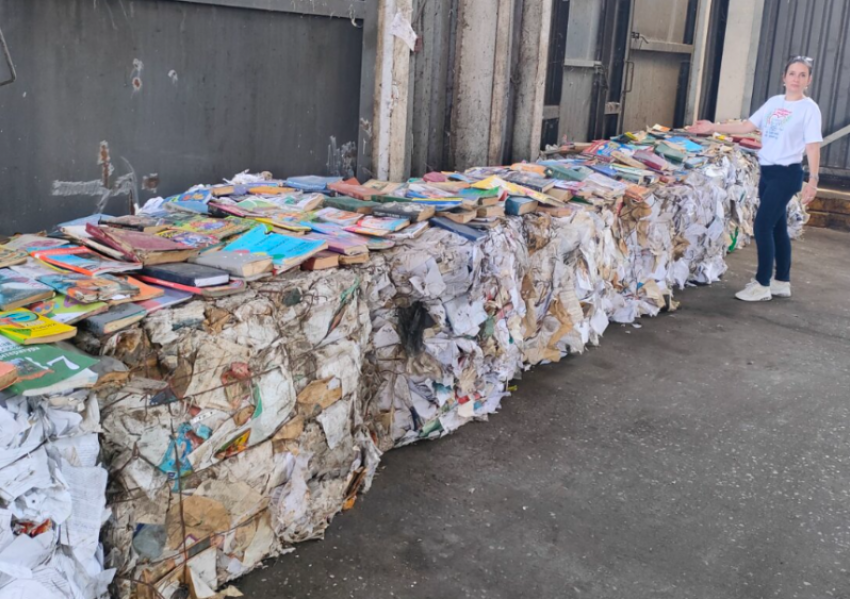 Астраханцев попросили не выбрасывать бумажные книги в мусорные баки