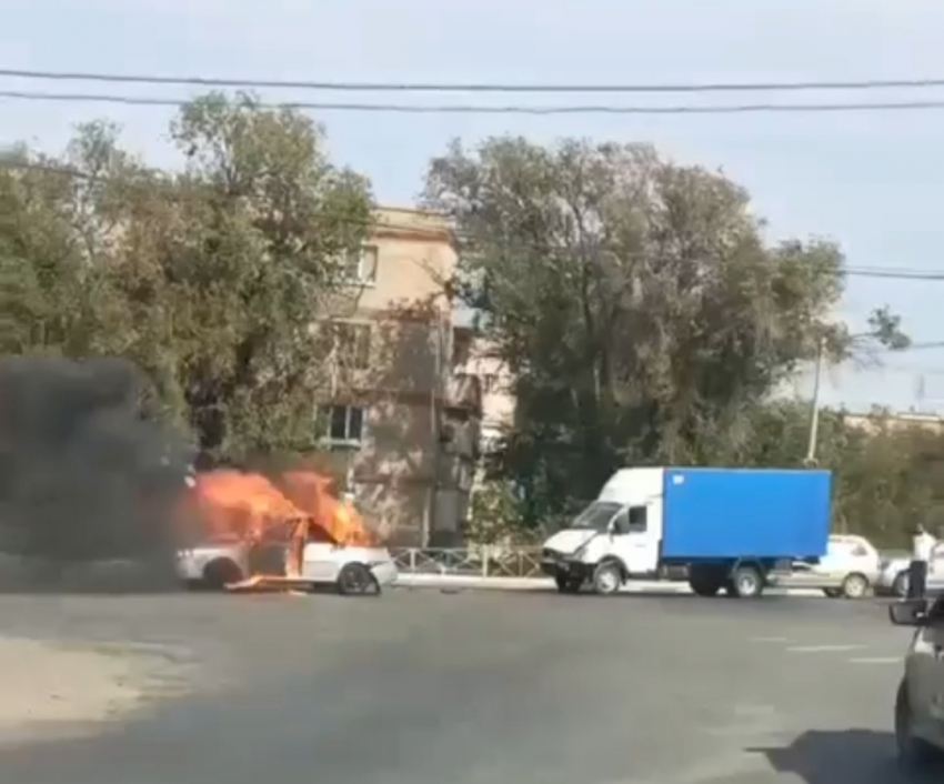 В Астрахани на проезжей части загорелся автомобиль
