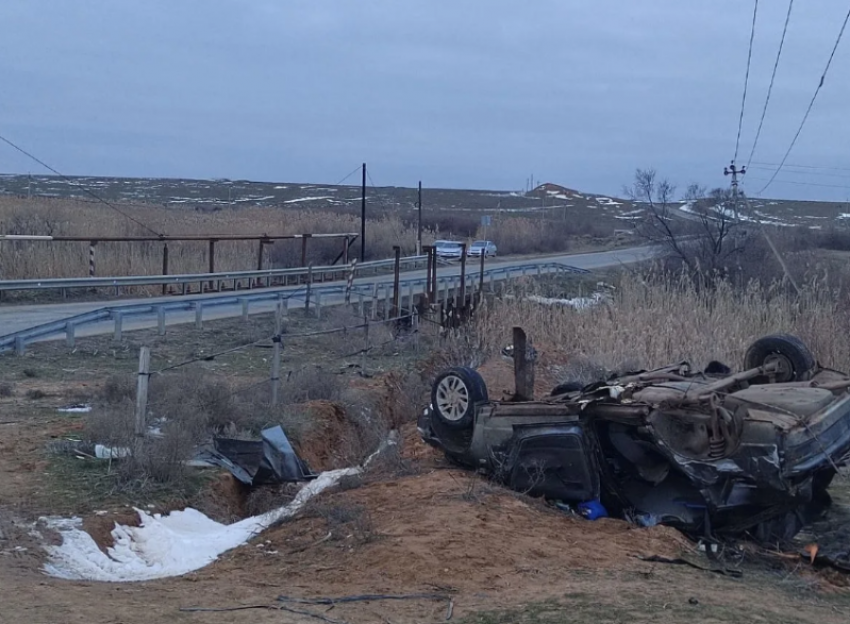 Под Астраханью машина слетела с дороги и опрокинулась: водитель погиб