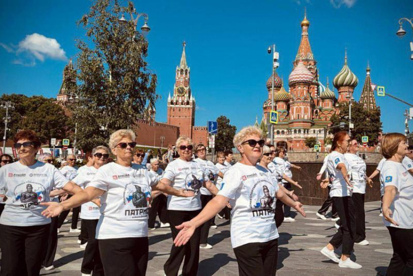 Астраханские пенсионеры бодро станцевали на Красной площади