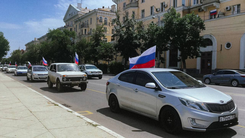 В Астрахани состоялся автомобильный пробег в честь Дня России