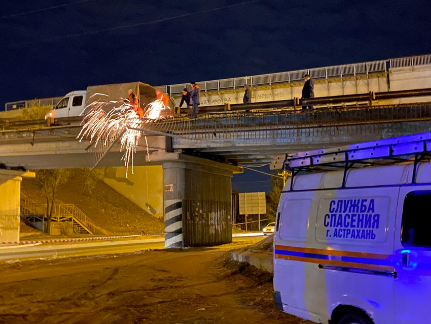 В Астрахани возбудили дело из-за упавшего на машину металлического ограждения