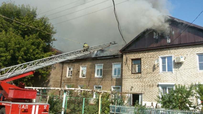 На окраине Астрахани загорелся многоквартирный дом 