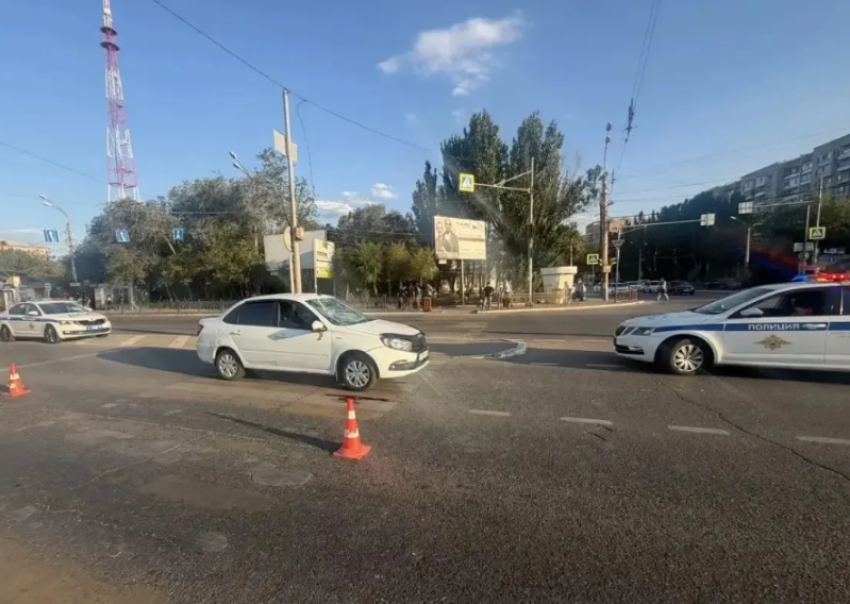 Стоявший на дороге астраханец очутился под колесами «Лады»