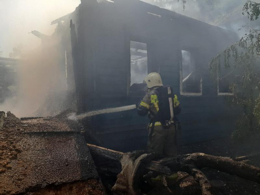 В центре Астрахани горят два дома