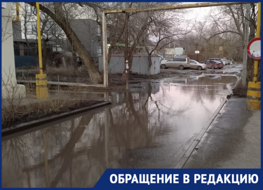 На улице Генерала Епишева из канализационного колодца постоянно бьёт «гейзер». 