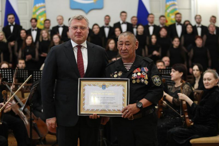 25 астраханцев получили награды от губернатора ко Дню России