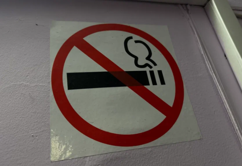 45% опрошенных астраханцев ненавидят курящих на ходу людей