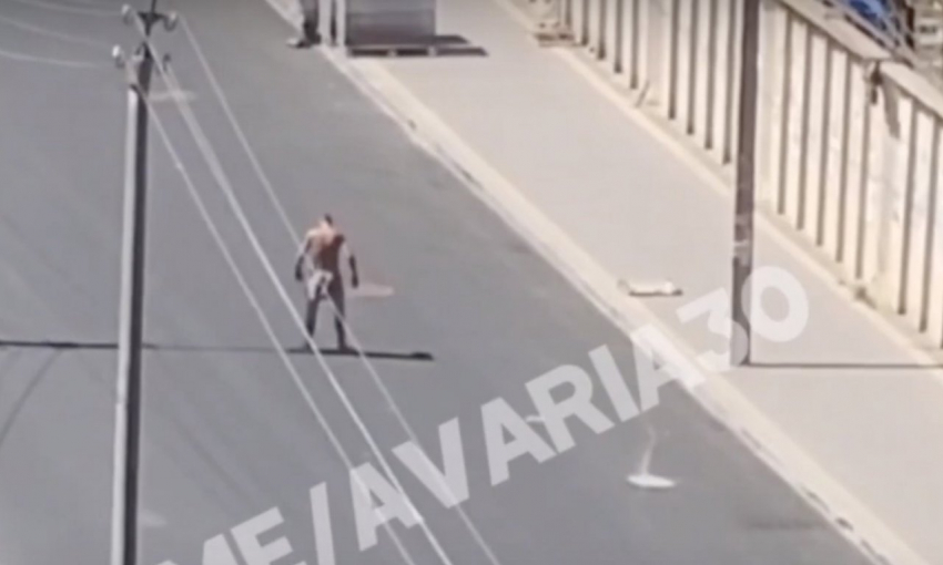 Полуголый астраханец танцевал на дороге и прыгал под проезжающие автомобили