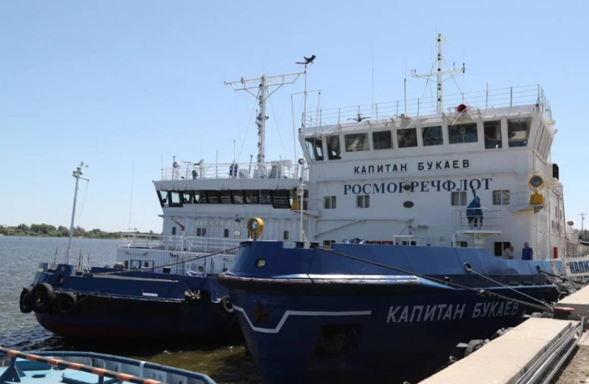 Астраханский губернатор поздравил работников морского и речного флота с праздником