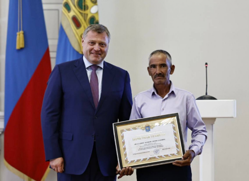 Астраханский губернатор наградил лучших сотрудников рыбопромышленной отрасли