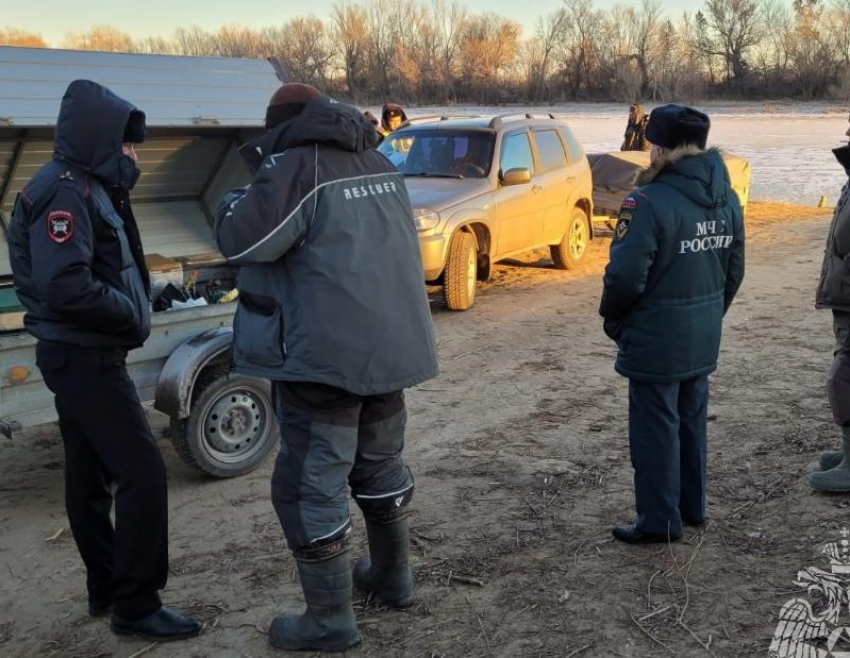 Сотрудники ГИБДД ловили астраханских автолюбителей на льду