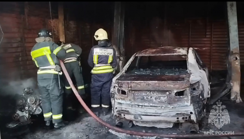 В Астрахани сгорел автосервис с автомобилем