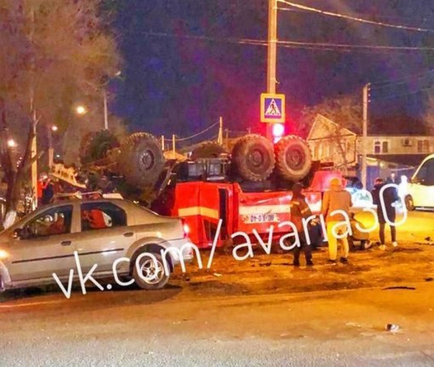 В Трусовском районе Астрахани пассажирская маршрутка попала в ДТП с пожарным автомобилем