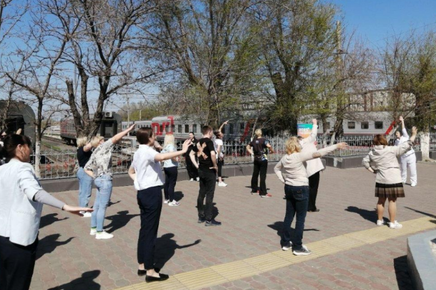 Спортивный флешмоб «На зарядку становись!» провели на вокзале Астрахани
