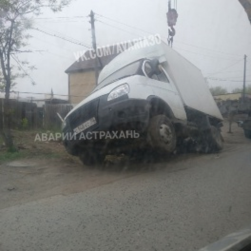 Снова провал: две машины в Астрахани ушли под землю