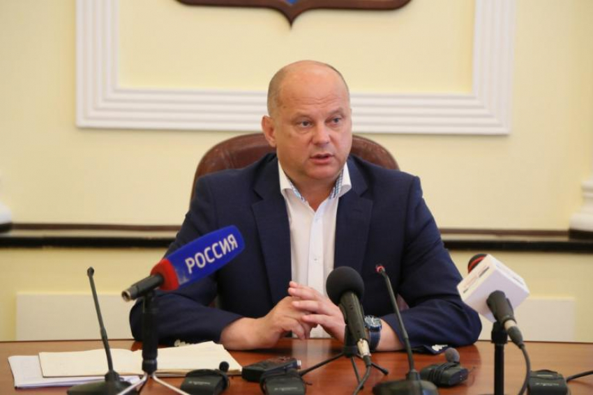 Мэр города Астрахани жестко отчитал предпринимателей за непорядок на торговых площадках