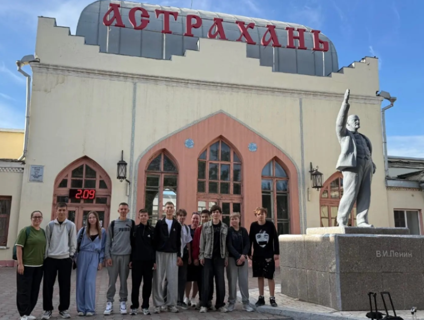 На вокзале Астрахани провели историческую экскурсию для подростков из Волгограда