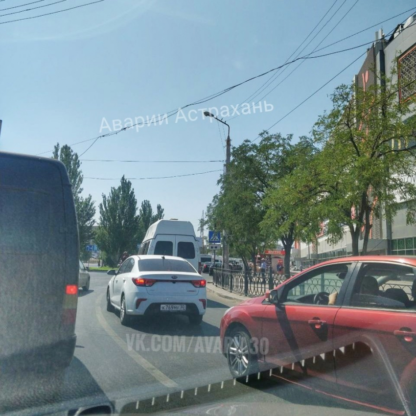 "Это ловушки": еще один светофор в Астрахани спрятался от водителей