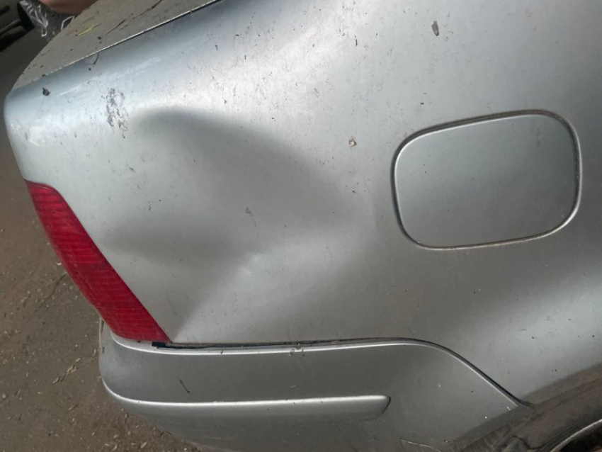 Астраханец побил чужой автомобиль во время ссоры с девушкой