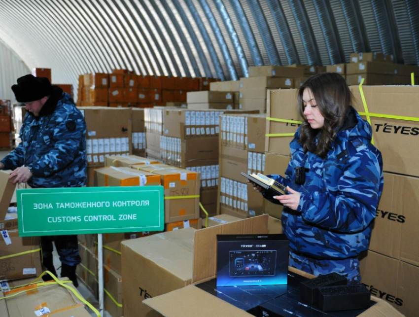 В Астраханской области задержали фуры, перевозившие технику под видом одежды