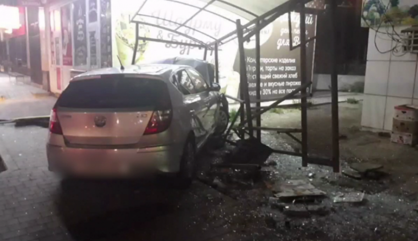 В Астрахани по вине 18-летней девушки иномарка разбомбила автобусную остановку
