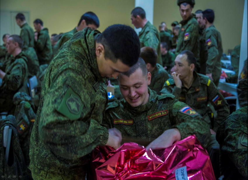 В Астрахани школьники готовят подарки солдатам