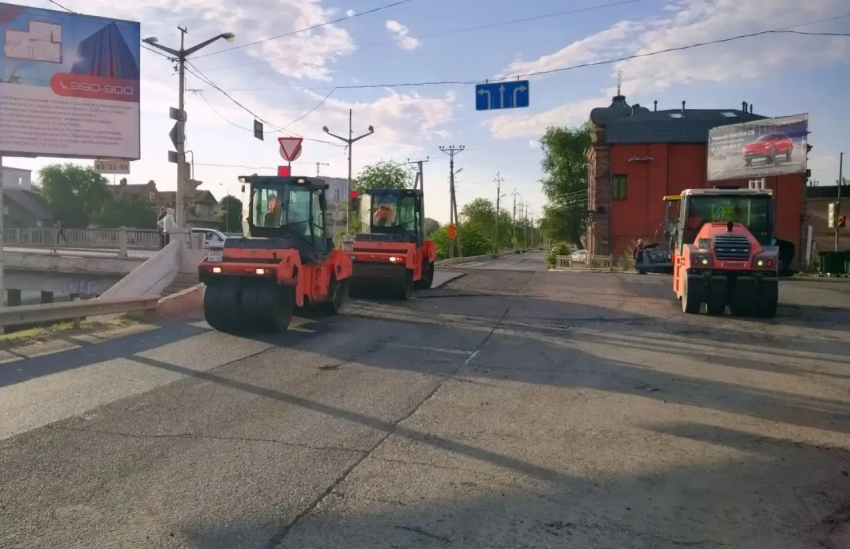 В Астрахани ремонтируют ямы на дорогах: на каких и где