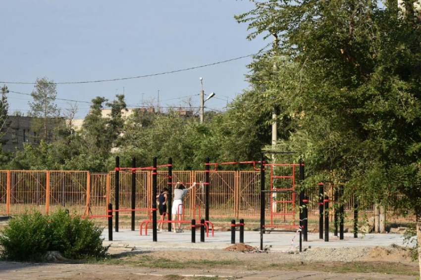 В Советском районе Астрахани благоустраивают школу к началу учебного года