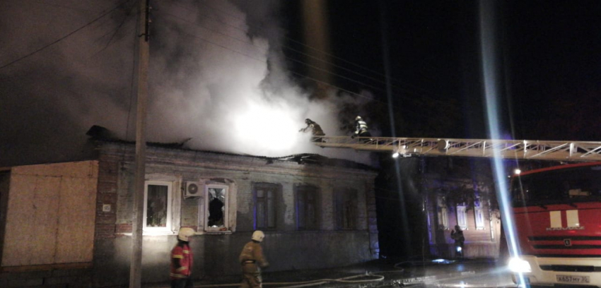 Из крупного пожара в центре Астрахани спасли 4 человека