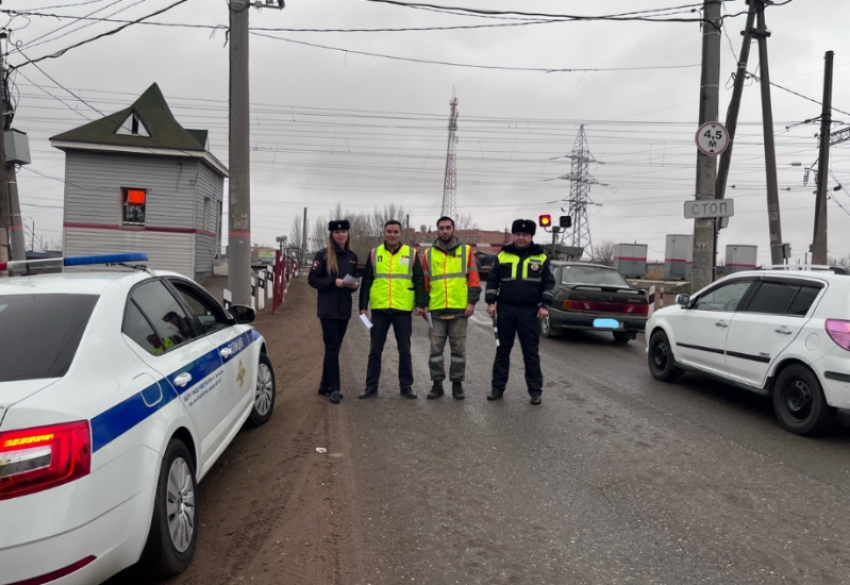 Астраханским водителям напомнили о правилах пересечения железнодорожных переездов