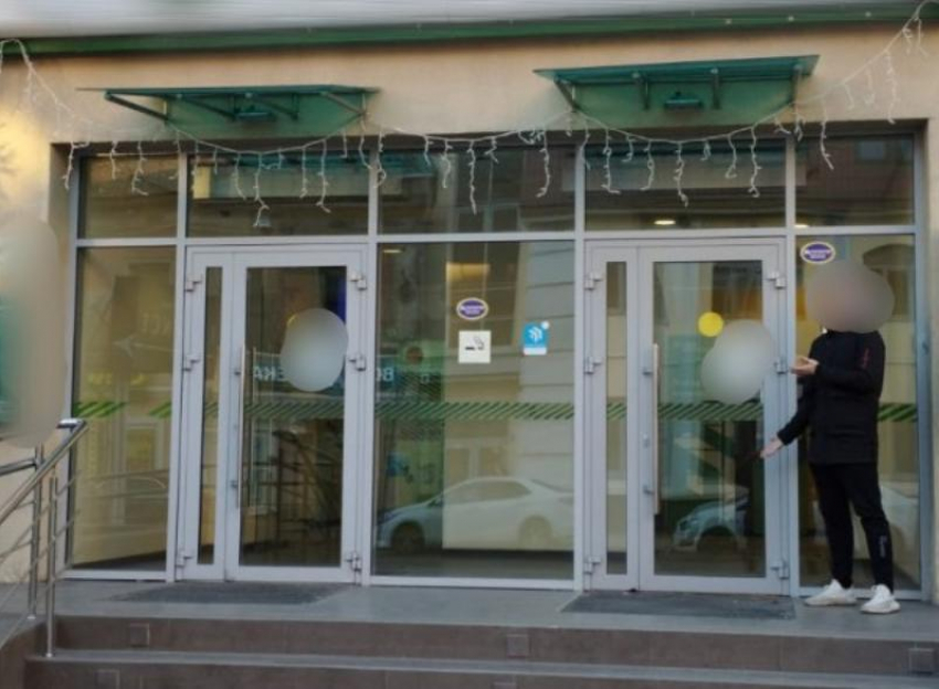 В Астрахани уволенный сотрудник кафе-бара хитроумно воровал деньги с бывшего места работы