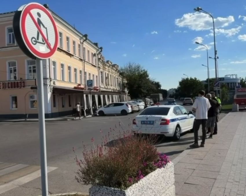 В Астрахани на набережной ловили нарушителей ПДД на электросамокатах