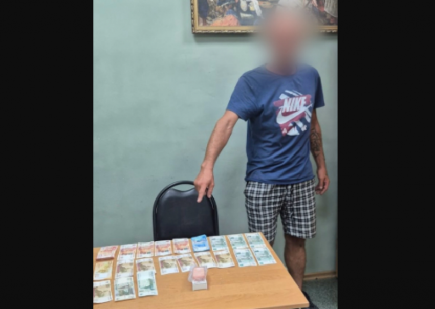 Астраханец лишился зарплаты из-за помощи знакомой парочке