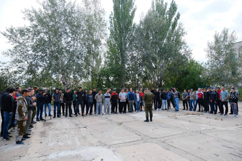 В Астрахани очередная группа мобилизованных отправилась в учебные центры