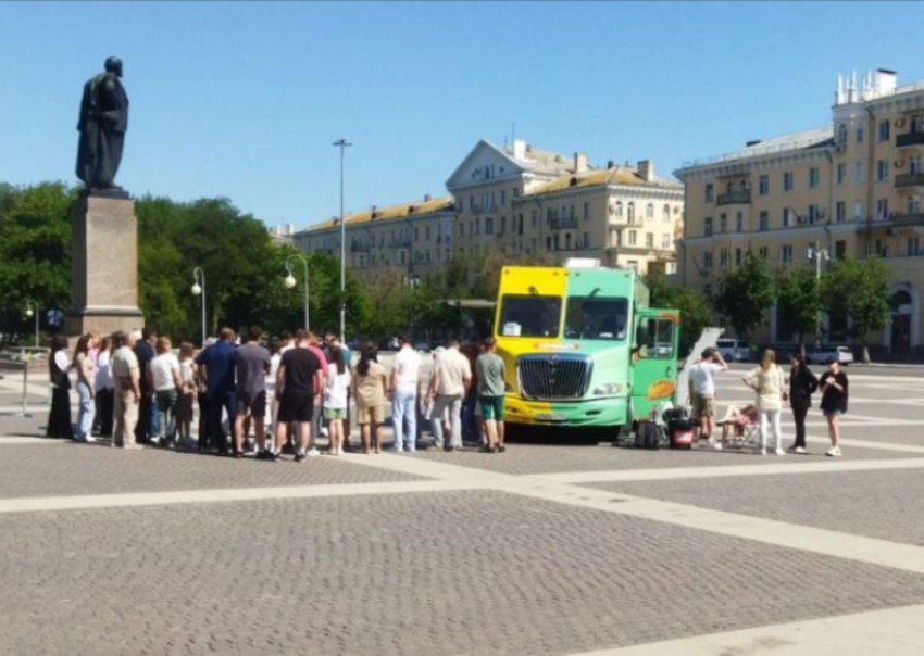 В Астрахань прибыли именитые шеф-повара на ярком фудтраке